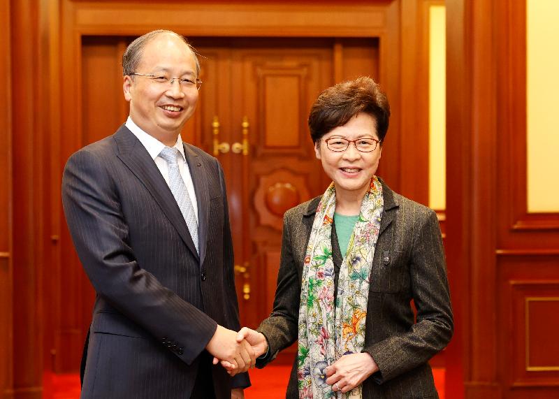 行政長官林鄭月娥（右）今日（十一月五日）在北京與中國證券監督管理委員會主席易會滿（左）會面。