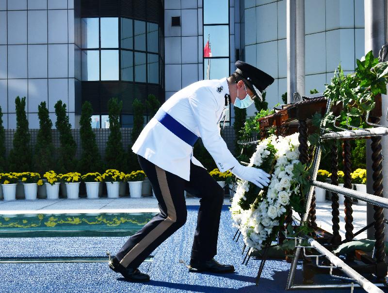 The Hong Kong Police Force holds a ceremony at the Police Headquarters this morning (November 6) to pay tribute to members of the Hong Kong Police Force and Hong Kong Auxiliary Police Force who have given their lives in the line of duty. Photo shows the Commissioner of Police, Mr Tang Ping-keung, laying a wreath in front of the Books of Remembrance in which the names of the fallen are inscribed.