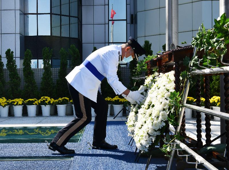 The Hong Kong Police Force holds a ceremony at the Police Headquarters this morning (November 6) to pay tribute to members of the Hong Kong Police Force and Hong Kong Auxiliary Police Force who have given their lives in the line of duty. Photo shows the Commandant of the Hong Kong Auxiliary Police Force, Mr Yang Joe-tsi, laying a wreath in front of the Books of Remembrance in which the names of the fallen are inscribed.