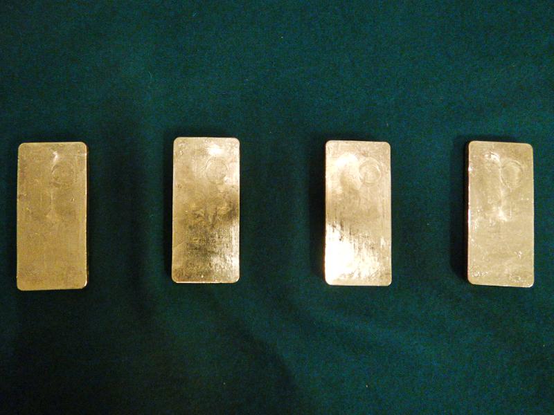 香港海關昨日（十一月五日）在文錦渡管制站檢獲四塊懷疑走私黃金，共重約四公斤，估計市值約二百萬元。圖示檢獲的懷疑走私黃金。 