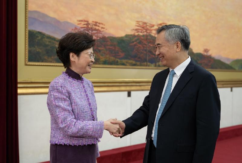 The Chief Executive, Mrs Carrie Lam (left), meets with the Secretary of the CPC Guangdong Provincial Committee, Mr Li Xi (right), in Guangzhou today (November 7).