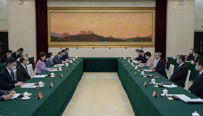 The Chief Executive, Mrs Carrie Lam (third left), meets with the Secretary of the CPC Guangdong Provincial Committee, Mr Li Xi (third right) and the Governor of Guangdong Province, Mr Ma Xingrui (second right), in Guangzhou today (November 7). The Secretary for Transport and Housing, Mr Frank Chan Fan (second left); the Secretary for Food and Health, Professor Sophia Chan (fourth left); the Secretary for Innovation and Technology, Mr Alfred Sit (first left); the Secretary for Constitutional and Mainland Affairs, Mr Erick Tsang Kwok-wai (fifth left); and the Director of the Chief Executive's Office, Mr Chan Kwok-ki (sixth left), also joined the meeting.