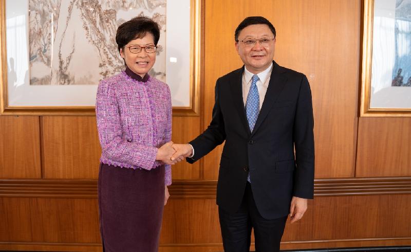 The Chief Executive, Mrs Carrie Lam (left), meets with the Secretary of the CPC Shenzhen Municipal Committee, Mr Wang Weizhong (right), in Shenzhen today (November 7).
