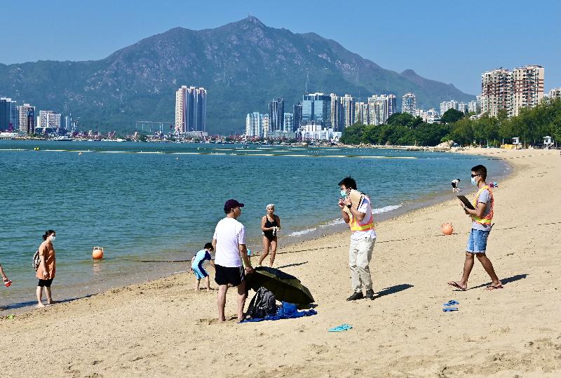 The Leisure and Cultural Services Department (LCSD) stepped up patrols at gazetted beaches under its management yesterday and today (November 7 and 8) to ensure users were complying with regulations on the limit of the number of people in group gatherings and the mask-wearing requirement. Photo shows LCSD staff conducting an inspection at Golden Beach.
