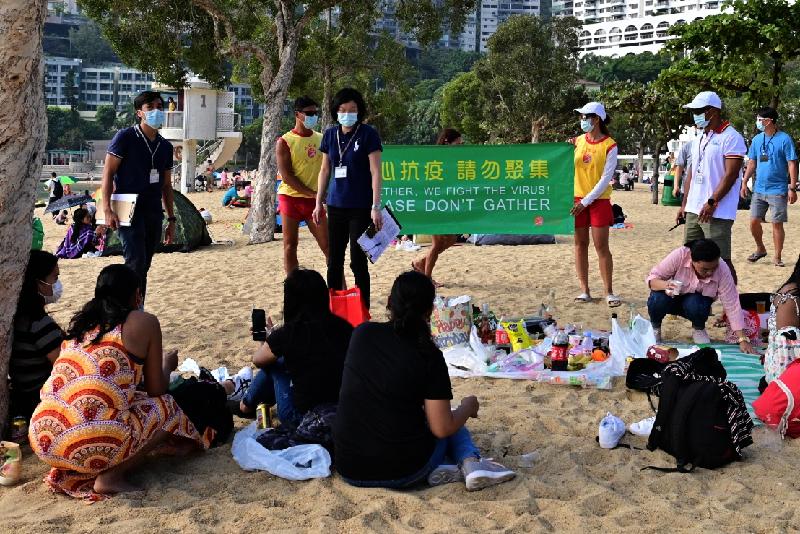 The Leisure and Cultural Services Department (LCSD) stepped up patrols at gazetted beaches under its management yesterday and today (November 7 and 8) to ensure users were complying with regulations on the limit of the number of people in group gatherings and the mask-wearing requirement. Photo shows LCSD staff conducting an inspection at Repulse Bay Beach.
