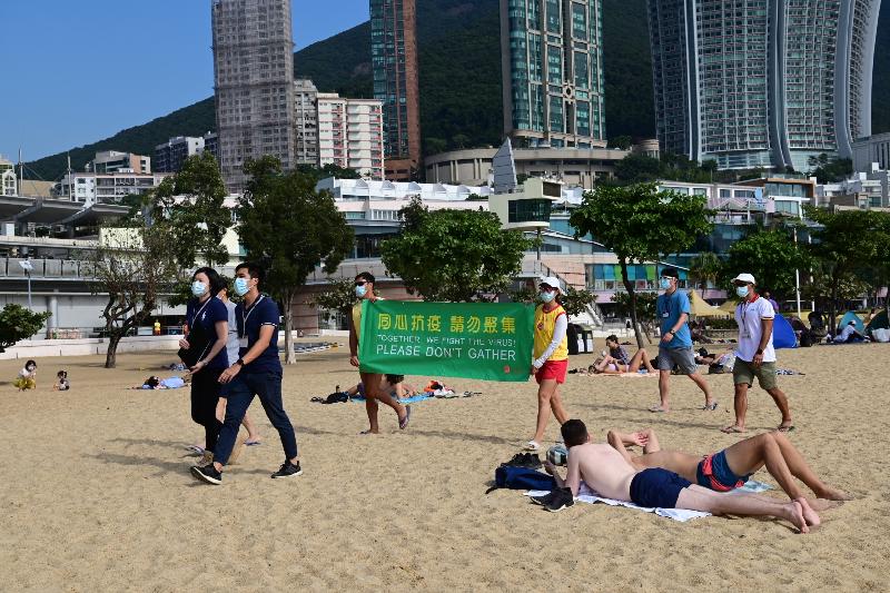 The Leisure and Cultural Services Department (LCSD) stepped up patrols at gazetted beaches under its management yesterday and today (November 7 and 8) to ensure users were complying with regulations on the limit of the number of people in group gatherings and the mask-wearing requirement. Photo shows LCSD staff conducting an inspection at Repulse Bay Beach.
