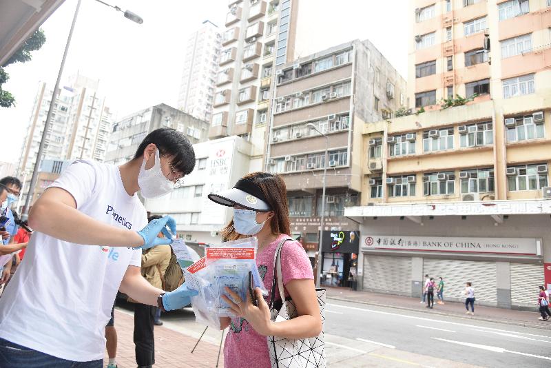 In view of the recent development of the COVID-19 epidemic and based on risk assessment, the Government has arranged a testing agency to distribute and collect deep throat saliva specimen bottles by mobile van in Tai Po from this afternoon (November 8) for three consecutive days, with a view to facilitating and encouraging residents of the district or individuals who perceive themselves as having a higher risk of exposure to undergo free COVID-19 testing. Picture shows members of the public collecting the specimen bottles.