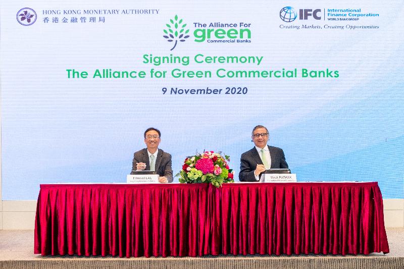 香港金融管理局高级助理总裁刘应彬（左）和国际金融公司东亚及太平洋地区总监Vivek Pathak（右）今日（十一月九日）签订成立「绿色商业银行联盟」的合作协议。