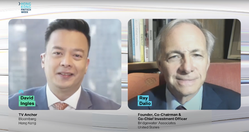 橋水基金創始人、聯席主席兼聯席首席投資官Ray Dalio（右）等重量級演講嘉賓在香港金融科技周2020（十一月二日至六日）與彭博電視主播David Ingles（左）分享見解。