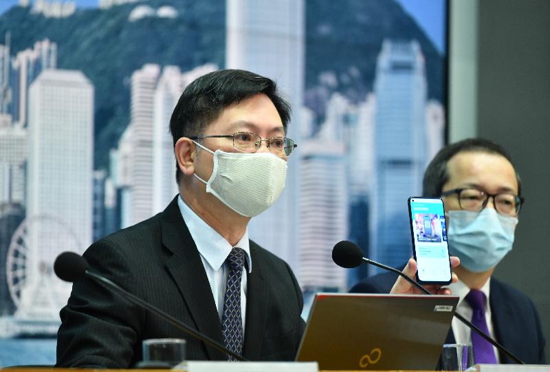 創新及科技局局長薛永恒（左）今日（十一月十一日）在2019冠狀病毒病預防及控制措施記者會介紹「安心出行」流動應用程式。


