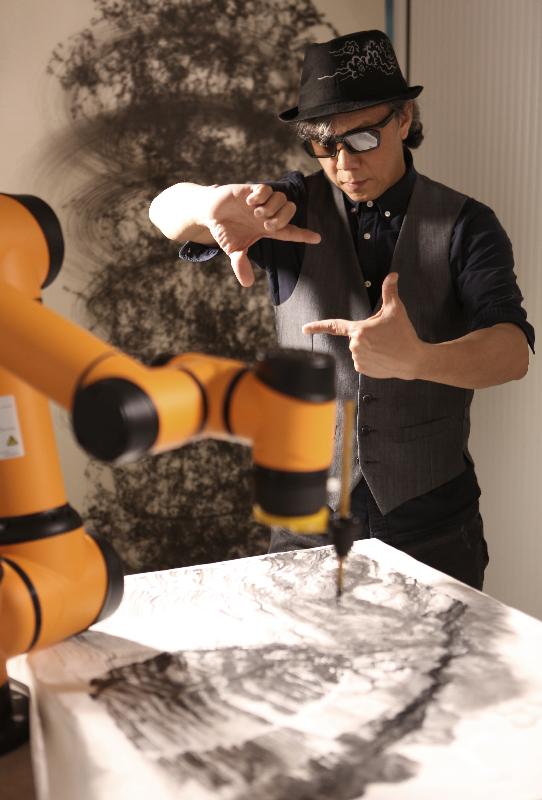 The Hong Kong Science Museum will present the exhibition "Robots - The 500-Year Quest to Make Machines Human" from tomorrow (November 13) to April 14 next year. Picture shows cross-media artist and visual effects director Victor Wong with the first artificial intelligence artist, "A.I. Gemini", as they create a Chinese ink painting.