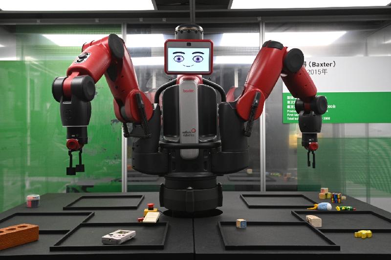 香港科学馆明日（十一月十三日）起至明年四月十四日举行「机械人的五百年」展览。图示来自美国的全球首台双臂机械人「百事得」，能与人类一起工作。
