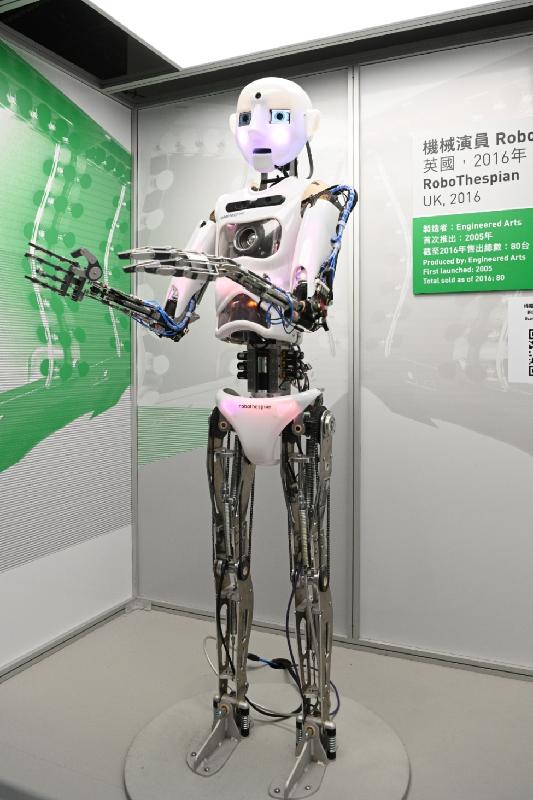 香港科学馆明日（十一月十三日）起至明年四月十四日举行「机械人的五百年」展览。图示英国表演机械人「RoboThespian」，能表演「栋笃笑」和主持婚礼。