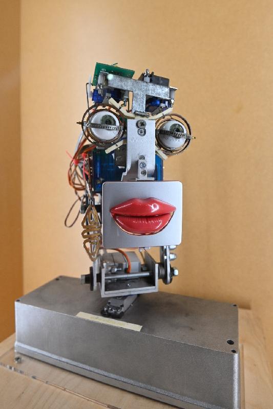 香港科学馆明日（十一月十三日）起至明年四月十四日举行「机械人的五百年」展览。图示英国机械人「恩卡」，能生动呈现丰富的面部表情。