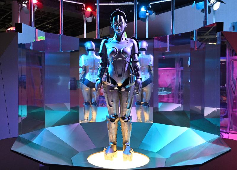 香港科學館明日（十一月十三日）起至明年四月十四日舉行「機械人的五百年」展覽。圖示一九二七年德國科幻電影《大都會》中的機械人複製品「瑪麗亞」，其外型啟發往後電影製作對機械人的塑造。