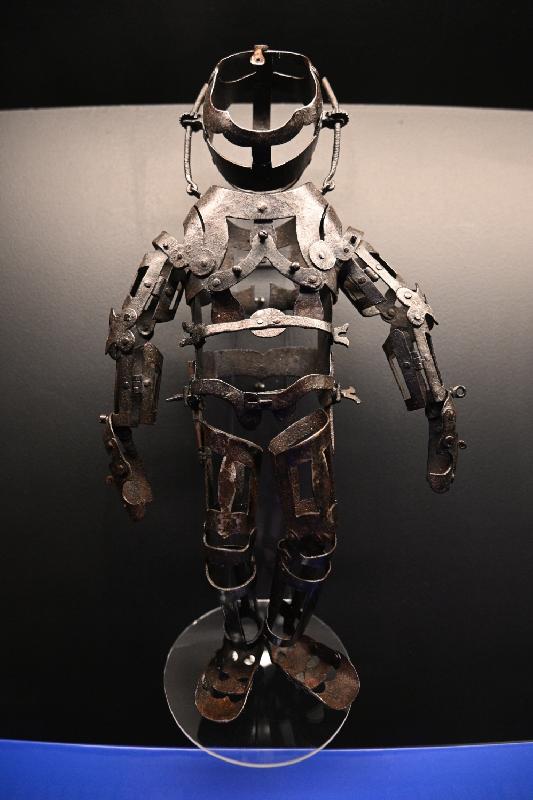 香港科學館明日（十一月十三日）起至明年四月十四日舉行「機械人的五百年」展覽。圖示具活動關節的人體模型，來自十六世紀的意大利。