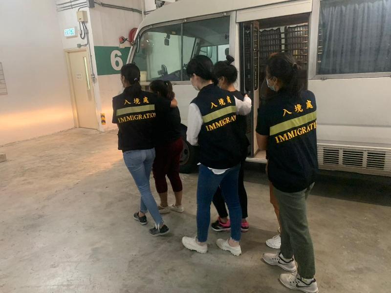 The Immigration Department mounted territory-wide anti-illegal worker operations codenamed "Twilight" from November 9 to yesterday (November 11). Photo shows suspected illegal workers arrested during the operations.