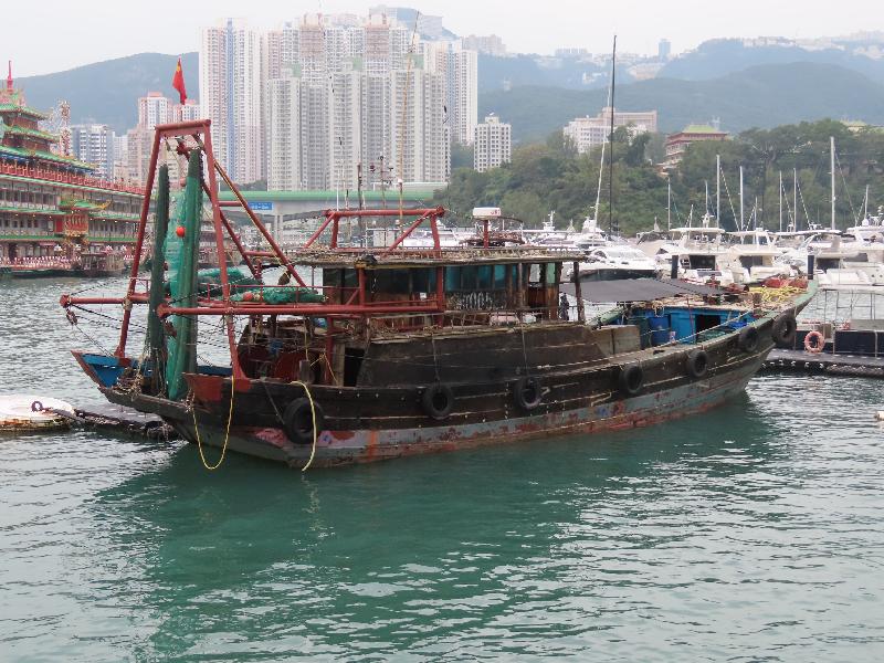 渔农自然护理署今日（十一月十五日）公布起诉四名内地渔民，怀疑在索罟群岛一带水域内的一艘内地拖网渔船上进行非法拖网捕鱼。图示该拖网渔船。