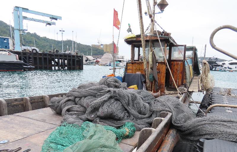 渔农自然护理署今日（十一月十五日）公布起诉两名内地渔民，怀疑在分流角一带水域内的一艘内地船只上进行非法捕鱼。图示该船只上检获的定置网。