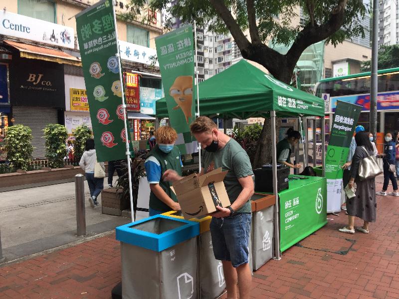 The Environmental Protection Department has been expanding the community recycling network. Twenty-two brand new Recycling Stores and more than 100 Recycling Spots will progressively commence service to receive a variety of recyclables (including waste paper, metals, plastics, glass bottles, regulated waste electrical and electronic equipment, small electrical appliances, rechargeable batteries, and fluorescent lamps and tubes) with a view to promoting the "Save More, Recycle More" concept. Picture shows a member of the public dropping off recyclables at a Recycling Spot.