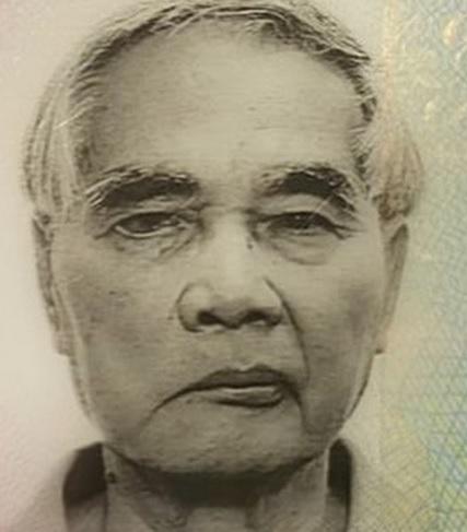Leung Kan-tim, aged 75, is about 1.65 metres tall, 68 kilograms in weight and of medium build. He has a square face with yellow complexion and short grey hair. He was last seen wearing a white long-sleeved shirt, black trousers, blue shoes, a pair of glasses and carrying a black rucksack. 