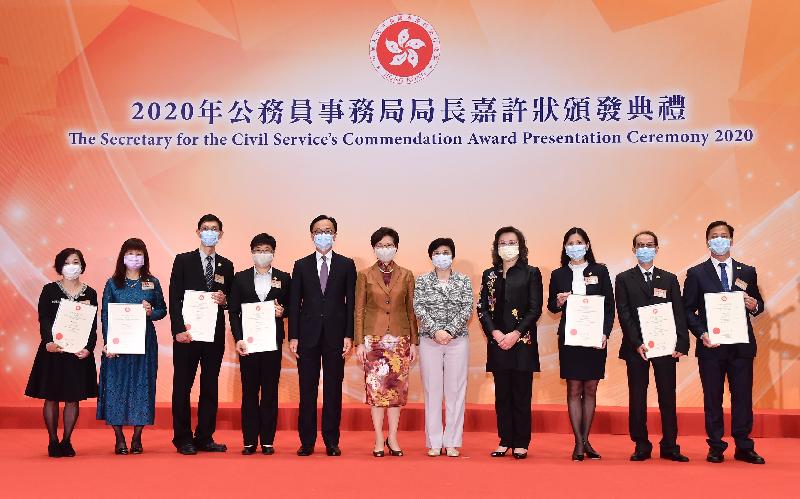 The Chief Executive, Mrs Carrie Lam, attended the Secretary for the Civil Service's Commendation Award Presentation Ceremony at the Central Government Offices today (November 17). Photo shows Mrs Lam (centre); the Secretary for the Civil Service, Mr Patrick Nip (fifth left); the Chairman of the Public Service Commission, Mrs Rita Lau (fifth right); and the Permanent Secretary for the Civil Service, Mrs Ingrid Yeung (fourth right), with some of the award recipients.