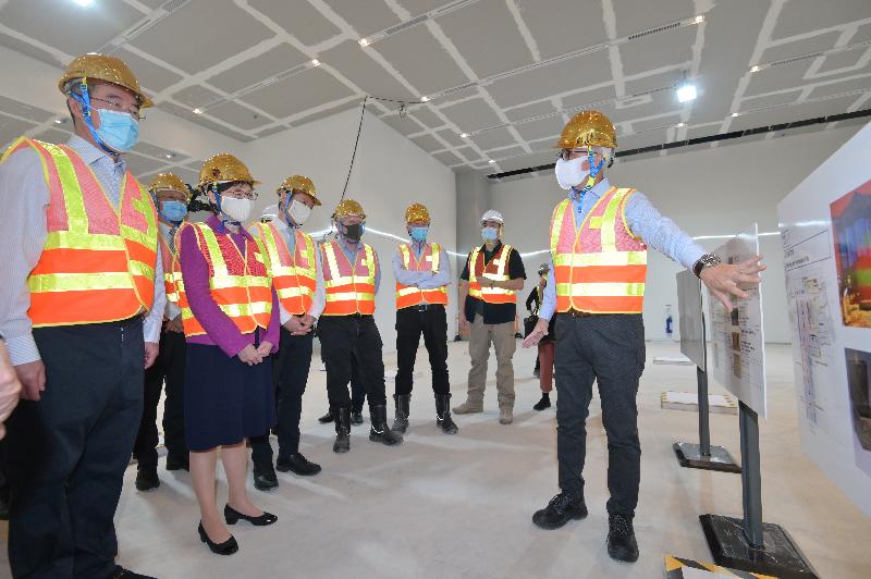 行政長官林鄭月娥今日（十一月十八日）出席香港故宮文化博物館大樓結構竣工儀式。圖示林鄭月娥（前排左二）視察博物館工程項目進度。

