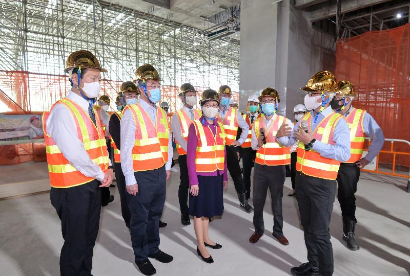 行政長官林鄭月娥今日（十一月十八日）出席香港故宮文化博物館大樓結構竣工儀式。圖示林鄭月娥（前排中）視察博物館工程項目進度。

