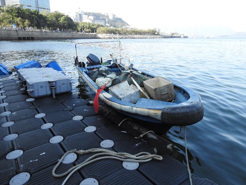 渔农自然护理署今日（十一月十八日）公布起诉涉嫌在石牛洲附近香港水域内一艘内地渔船上进行非法捕鱼的两名内地渔民。图示该内地渔船。