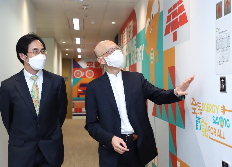 The Environmental Protection Department held an opening ceremony for its new "Environmental Academy@Smart Venue" training facility today (November 18). Picture shows the Secretary for the Environment, Mr Wong Kam-sing (right) and Deputy Director of Environmental Protection, Mr Elvis Au (left), touring the Venue.