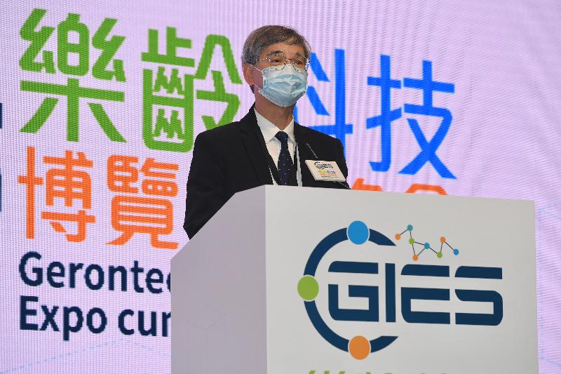 The Secretary for Labour and Welfare, Dr Law Chi-kwong, today (November 19) officiated at the opening ceremony of the Gerontech and Innovation Expo cum Summit 2020 jointly hosted by the Government and the Hong Kong Council of Social Service. Photo shows Dr Law delivering opening remarks.