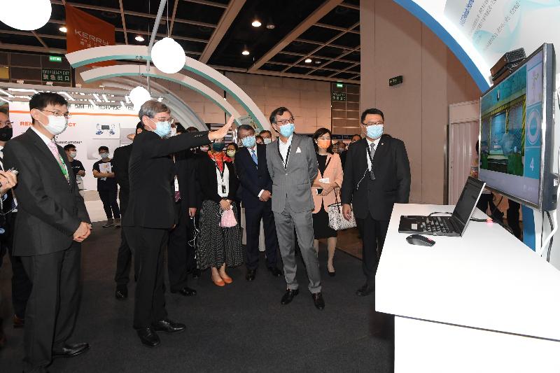 The Secretary for Labour and Welfare, Dr Law Chi-kwong, today (November 19) officiated at the opening ceremony of the Gerontech and Innovation Expo cum Summit 2020 jointly hosted by the Government and the Hong Kong Council of Social Service. Photo shows Dr Law (second left) in a rehabilitation exercise through virtual reality.