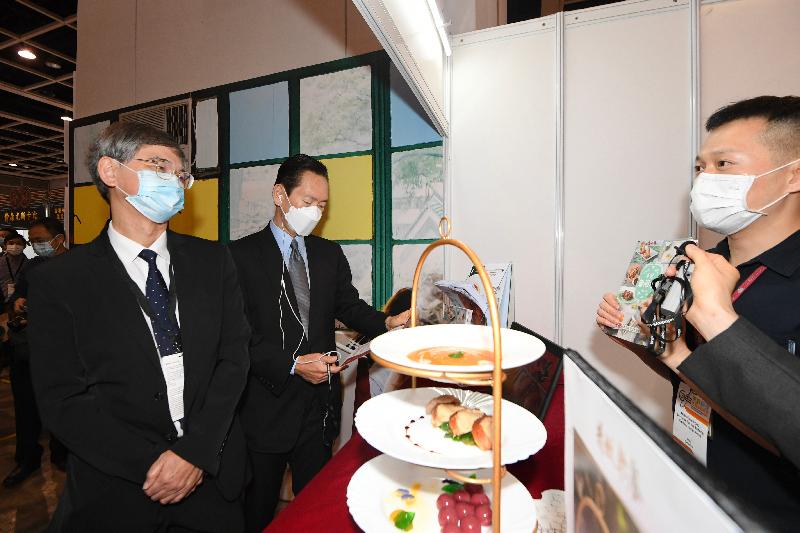 The Secretary for Labour and Welfare, Dr Law Chi-kwong, today (November 19) officiated at the opening ceremony of the Gerontech and Innovation Expo cum Summit 2020 jointly hosted by the Government and the Hong Kong Council of Social Service. Photo shows Dr Law (left) being introduced to different kinds of care food catering diverse needs of the elderly.