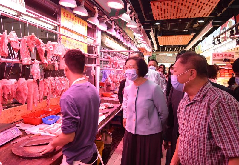 食物及衞生局局長陳肇始教授（中）今日（十一月十九日）到訪大圍街市，並與租戶交談。