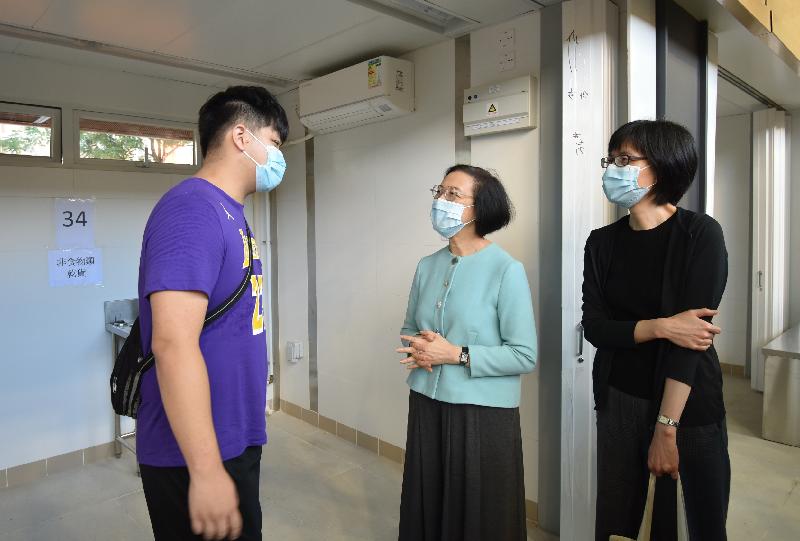 The Secretary for Food and Health, Professor Sophia Chan (centre), accompanied by the Director of Food and Environmental Hygiene, Miss Vivian Lau (right), today (November 19) visited FEHD Skylight Market in Tin Shui Wai and talked with a tenant to learn about the preparation for the opening of the stall.