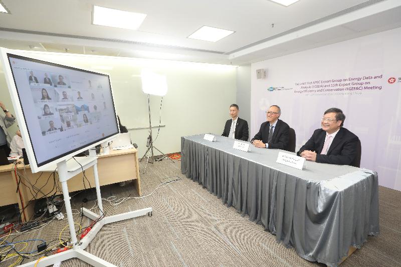 Two expert group meetings of the Energy Working Group of the Asia-Pacific Economic Cooperation were held in Hong Kong via video conference from November 17 to 20. Picture shows the Director of Electrical and Mechanical Services, Mr Pang Yiu-hung (right), participating in the meeting today (November 20). 