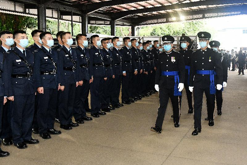 警务处处长邓炳强（右二）今日（十一月二十一日）出席香港警察学院结业典礼后与结业学员会面。