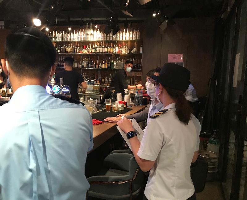 The Food and Environmental Hygiene Department and the Police conducted joint operations last night (November 20) and at small hours today (November 21) to step up inspections at catering premises including bars in Lan Kwai Fong in Central and reminded the catering business operators to strictly comply with the requirements and directions under the Prevention and Control of Disease (Requirements and Directions) (Business and Premises) Regulation (Cap. 599F).