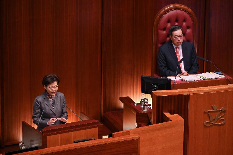 行政長官林鄭月娥（左）今日（十一月二十六日）在立法會出席《行政長官2020年施政報告》答問會。