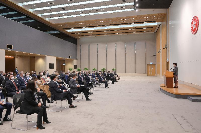 The Chief Executive, Mrs Carrie Lam, today (November 26) met with members of the Consular Corps and the International Business Committee, briefing them on the 2020 Policy Address announced yesterday.