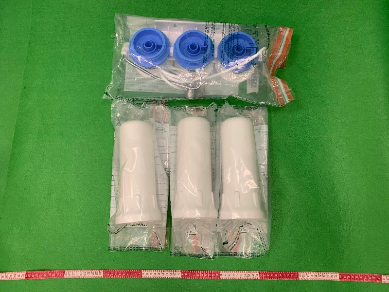 香港海關十一月二十日在香港國際機場檢獲約二十公斤懷疑冰毒，估計市值約一千三百萬元。圖示其中一套用作收藏懷疑冰毒的濾水器。