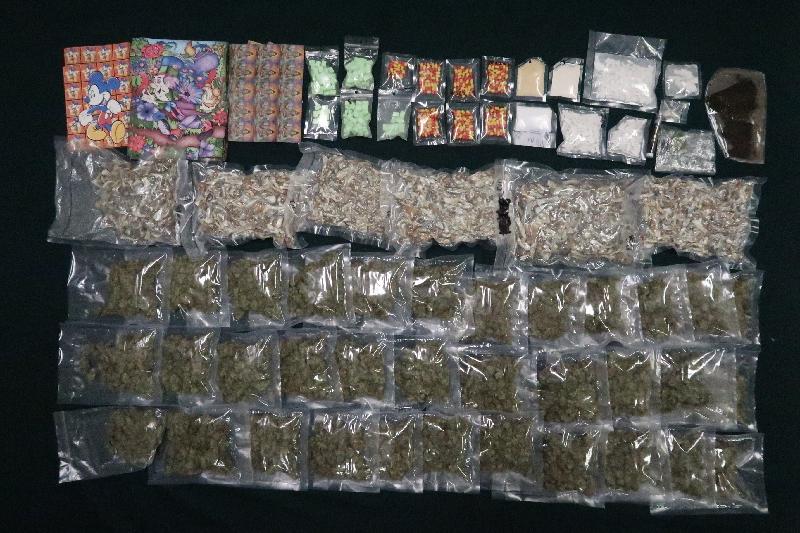 Hong Kong Customs on November 25 and yesterday (November 26) seized a batch of suspected dangerous drugs at Hong Kong International Airport and Kwai Chung, including cannabis buds, cannabis resin and ecstasy, with a total estimated market value of about $600,000. Photo shows the suspected dangerous drugs seized.