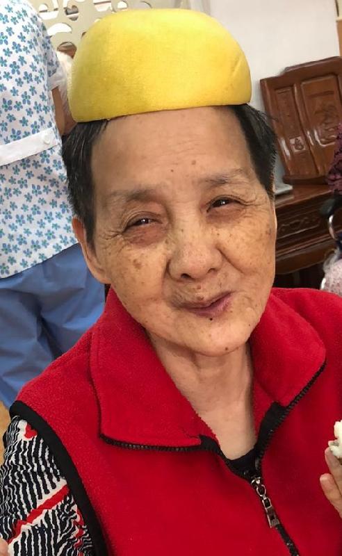 Cheng Yuk-kiu, aged 74, is about 1.53 metres tall, 45 kilograms in weight and of thin build. She has a pointed face with yellow complexion and short black hair. She was last seen wearing a red jacket, black trousers and pink slippers.
