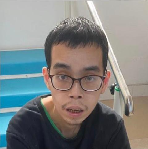 Leung Wing-ho, aged 35, is about 1.76 metres tall, 60 kilograms in weight and of thin build. He has a pointed face with yellow complexion and short black hair. He was last seen wearing a pair of glasses with brown rim, an orange long-sleeved shirt, black trousers and black sports shoes.  
