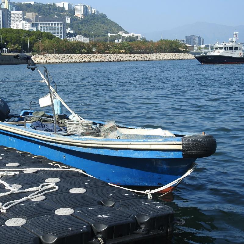 漁農自然護理署今日（十二月七日）起訴涉嫌在短咀附近香港水域內一艘內地漁船上進行非法捕魚的兩名內地漁民。圖示該內地漁船。