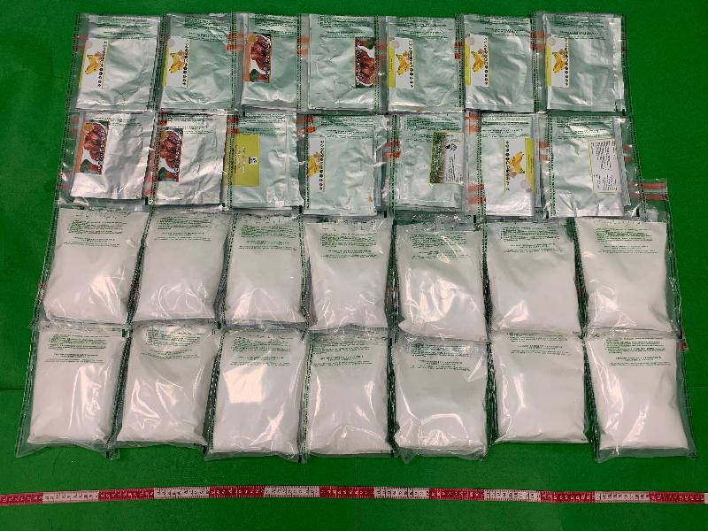 香港海關十二月九日在香港國際機場檢獲約七公斤懷疑海洛英，估計市值約一千萬元。圖示檢獲的懷疑海洛英及用作收藏毒品的飲品沖劑包裝。