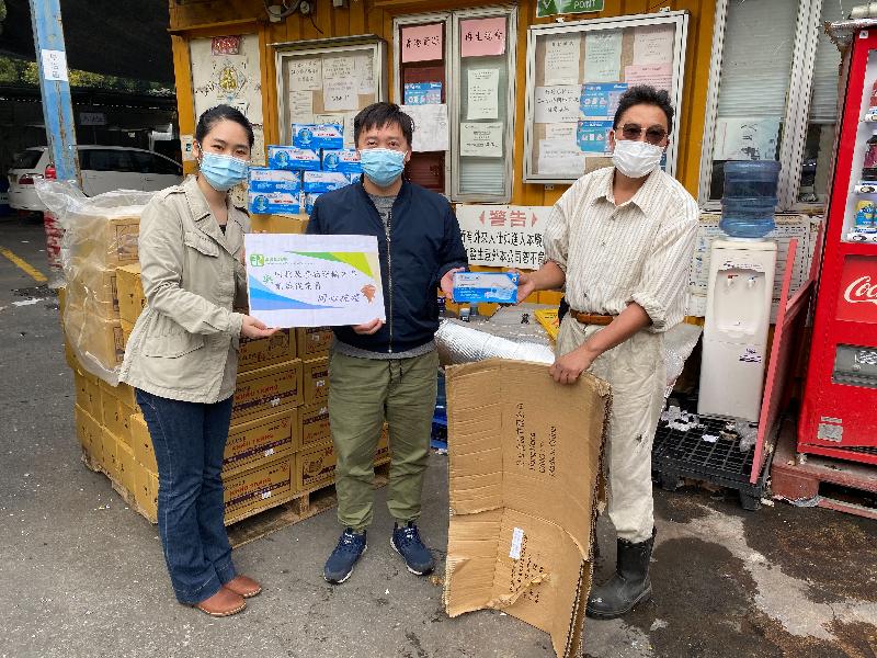 The Environmental Protection Department today (December 11) distributed face masks to recycling and waste collection trade associations and recycling service contractors to support the work of frontline personnel and thank them for standing ready to fight the epidemic.