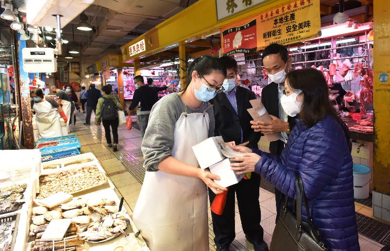 The Deputy Director of Food and Environmental Hygiene, Ms Diane Wong (first right), visited Tai Po Hui Market in Tai Po today (December 11) to distribute masks and leaflets to market tenants, reminding them to adopt various anti-epidemic measures and comply with anti-epidemic regulations.