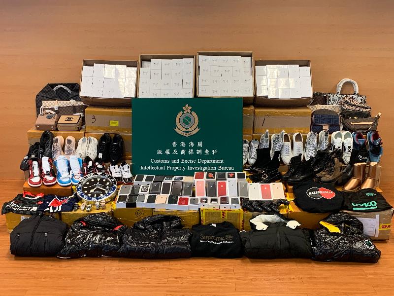 Hong Kong Customs conducted a three-week joint operation with the Mainland and Macao Customs from November 23 to yesterday (December 13) to combat cross-boundary counterfeiting activities among the three places and with goods destined for overseas countries. During the operation, Hong Kong Customs seized about 18 000 items of suspected counterfeit goods with an estimated market value of about $2.3 million. Photo shows some of the suspected counterfeit goods seized, including mobile phones and accessories, clothes and footwear.