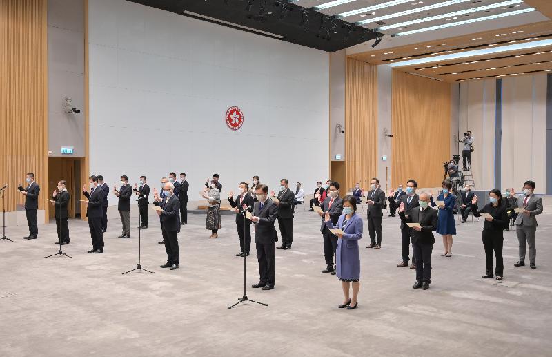 The Government of the Hong Kong Special Administrative Region held an oath-taking ceremony for Under Secretaries and Political Assistants at the Central Government Offices today (December 16). Witnessed by the Chief Executive, Mrs Carrie Lam, all the 12 Under Secretaries and 14 Political Assistants swore to uphold the Basic Law of the Hong Kong Special Administrative Region of the People's Republic of China and swore allegiance to the Hong Kong Special Administrative Region of the People's Republic of China.